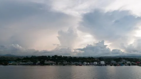 Storm clouds developing over waterfront, Honiara Foto stock