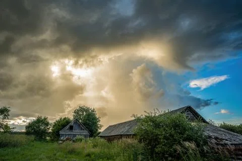 Storm Clouds Gathering Above an Old Countryside Homestead 库存照片