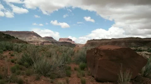 Storm clouds move over the desert of Mexican Hat Canyon. 库存影片 11519004