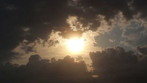 Storm clouds moving over the setting sun. Vídeo Stock 76090612