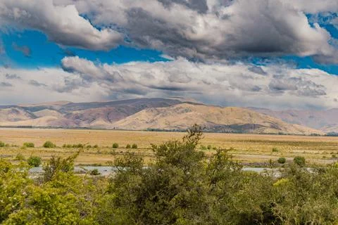Storm Clouds Over Arid Mountain Valley Landscape Fotos Stock