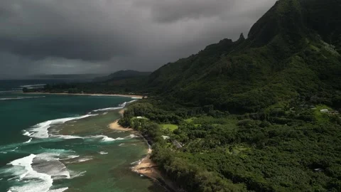 Storm Clouds Over Haena Mountains and Coastline, Kauai Hawaii Vidéo 348416613