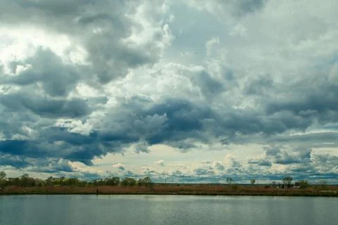 Storm clouds over the lake, spring Foto stock