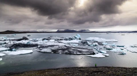 Storm clouds over meling icebergs time-lapse Video stock 60977334