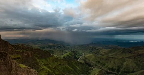 Storm clouds over the mountains time lapse. Darkening sky in the evening 스톡 동영상 151098777