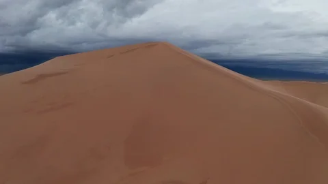 Storm clouds over sand dunes in the desert Vídeo Stock 115832417