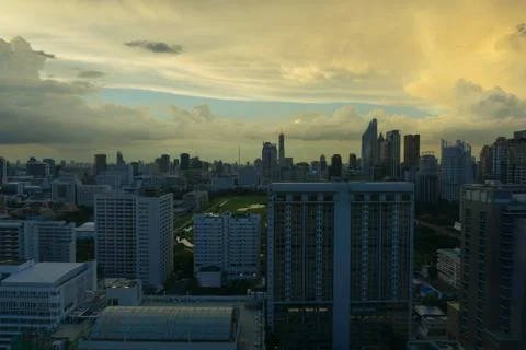 Storm clouds with rain passing over sky of Bangkok cityscape. 4K Timelapse Foto stock