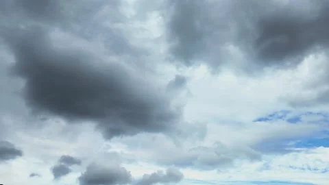 Storm clouds roll in and darken the sky 库存影片 332844506