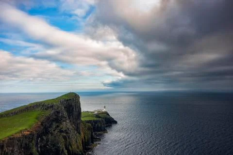 Storm clouds roll by Neist Point Lighthouse Foto stock