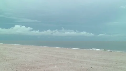 Storm clouds rolling in over the sound on Edisto Island. Vídeos de archivo 76530648
