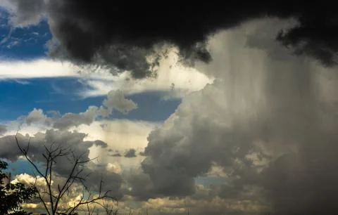 Storm clouds in the sky and rain that comes to relieve the heat Stockfoto's