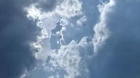 Storm Clouds Slowly Covering the Sun in Real Time Dramatic Sky Footage 库存影片 336694888