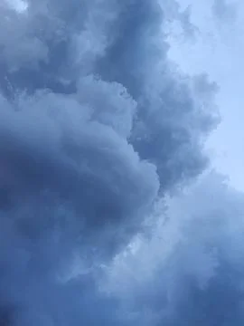 Storm Clouds Storm Cloud Background Dramatic Cloudscape Dark Cloud Formatio Stockfoto's
