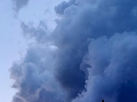 Storm Clouds Storm Cloud Background Dramatic Cloudscape Dark Cloud Formatio Stockfoto's