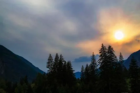 Storm dark clouds over mountain river valley with grass and rocks Stockfoto's