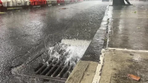 Storm drain in gutter, Видео 257035140