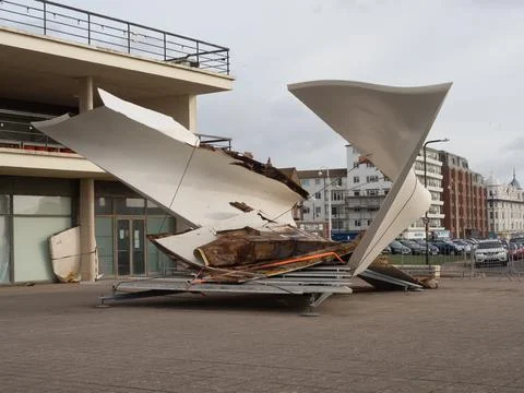 Storm Eunice has damaged architecture at iconic art deco De La Warr Pavilion Foto stock