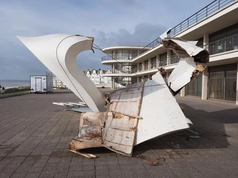 Storm Eunice has damaged architecture at iconic art deco De La Warr Pavilion Foto stock
