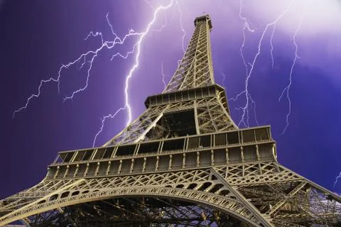 Storm over Eiffel Tower in Paris Fotos Stock