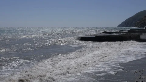 Storm at sea. Large waves break on the sandy beach. Vídeo Stock 116710919