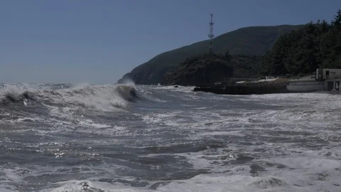 Storm at sea. Large waves break on the sandy beach. Vídeo Stock 116859656