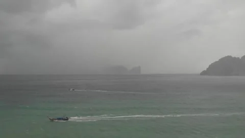 Storm at sea near Phi Phi Le Island Vidéo 260408260