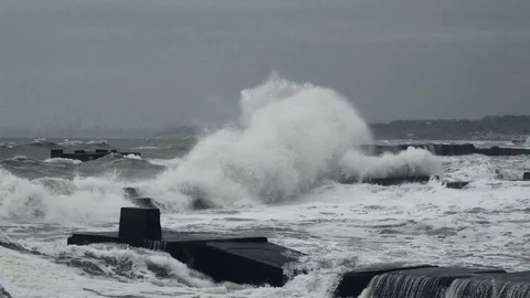 Storm sea waves on the breakwater 動画素材 88505136