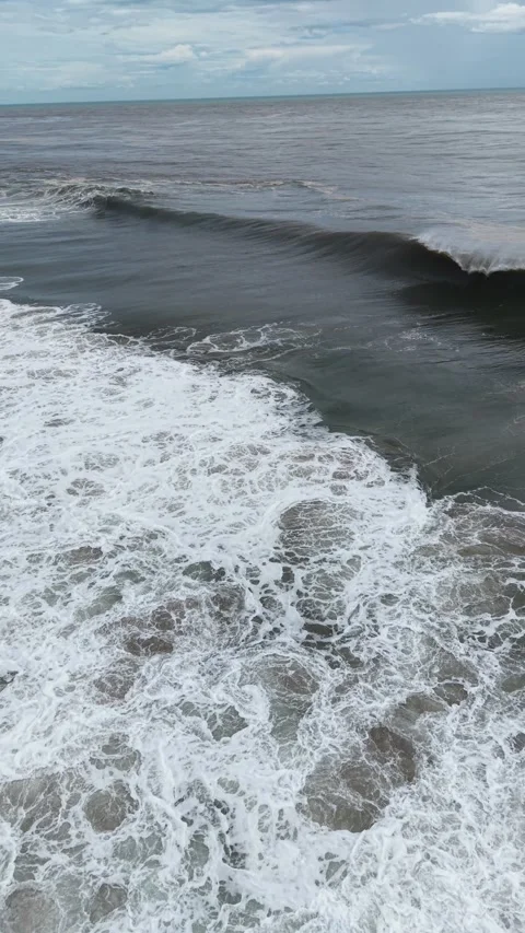 Storm wave breaking in open ocean, vertical aerial, near Acapulco Stockbeeldmateriaal 348300646
