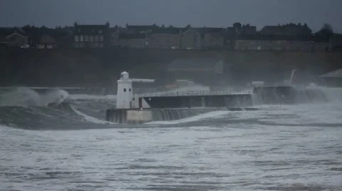 Storm waves battering harbour defences. 스톡 동영상 19601220