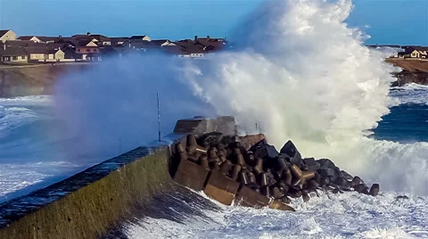 Storm waves battering harbour defences (slow motion) 스톡 동영상 40914272