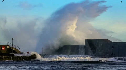 Storm waves battering harbour defences. 스톡 동영상 40914750