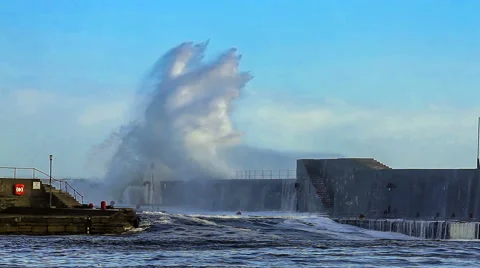 Storm waves battering harbour defences. 스톡 동영상 40917080