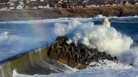 Storm waves battering harbour defences. 스톡 동영상 40917618