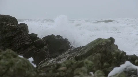 Storm Waves Crashing On Large Rocks As The Waves Hit Shore. Slow motion footage Vídeo Stock 72482460