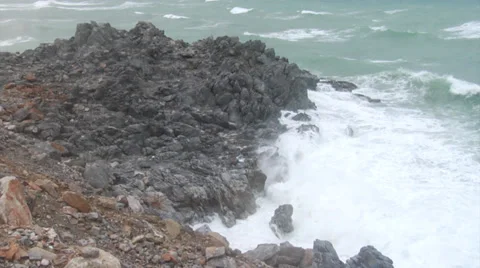 Storm waves crashing on rocks 動画素材 32255485