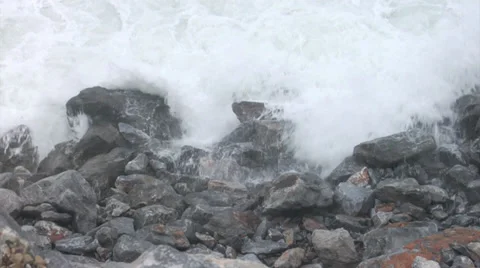 Storm waves crashing on rocks Vídeos de archivo 32259275
