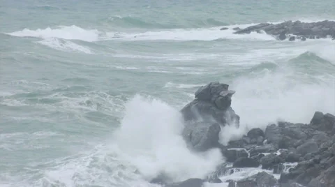 Storm waves crashing on rocks 動画素材 32259754