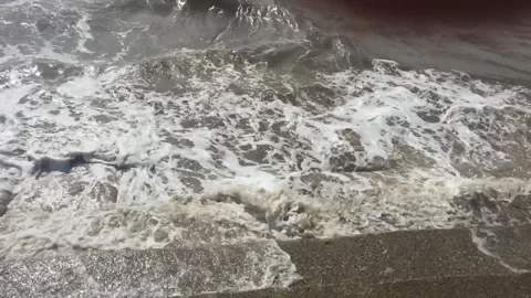 Storm waves crashing on shore Vidéo 291716082