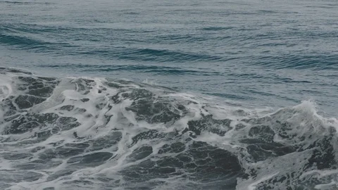 Storm waves in the ocean 動画素材 75888240