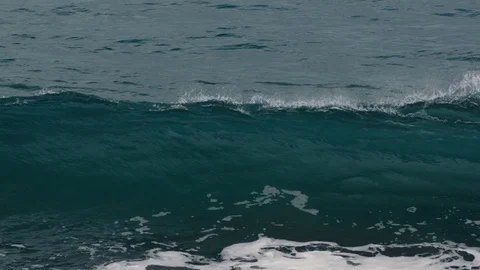 Storm waves in the ocean 動画素材 75916042