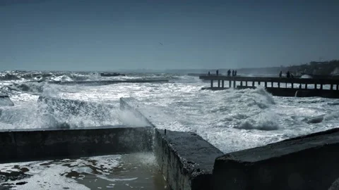 Storm waves at the pier Video stock 132062566