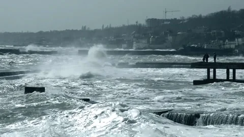 Storm waves at the pier Video stock 132062657