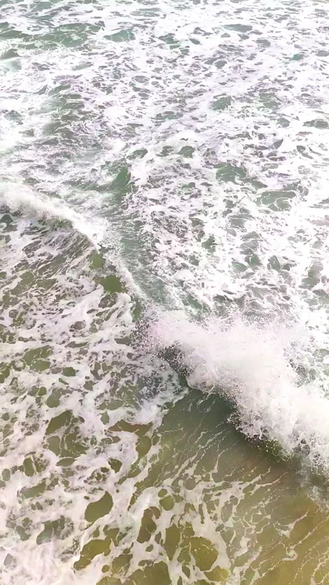 Storm waves in slow motion Видео 259835415