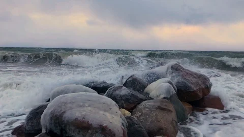 Storm waves slow  Slow motion Stockbeeldmateriaal 86507655