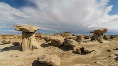 Storms behind Rock formations in Bisti De-Za-Wilderness Vídeo Stock 221788404