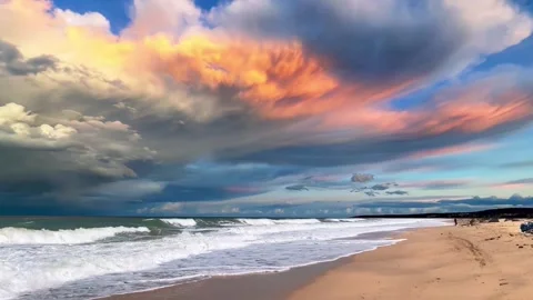 Stormy Beach Sunset with Dramatic Clouds and Crashing Waves Vídeo Stock 319999004