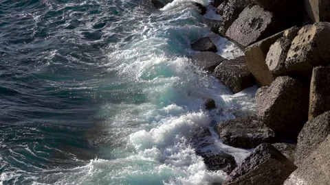 Stormy beautiful waves are crushing on huge rocks on the sea coast in Cadiz. 库存影片 237373352