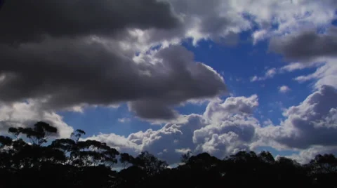 Stormy clouds across a sky 库存影片 1033315