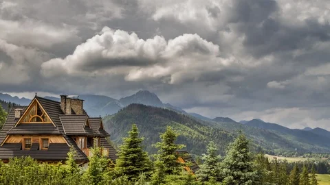 Stormy clouds over cottage in Tatra Mountains in summer, Zakopane, Poland Vidéo 94042062