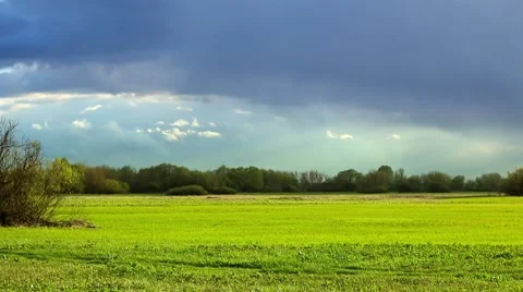 Stormy clouds over green meadow. 스톡 동영상 62840788